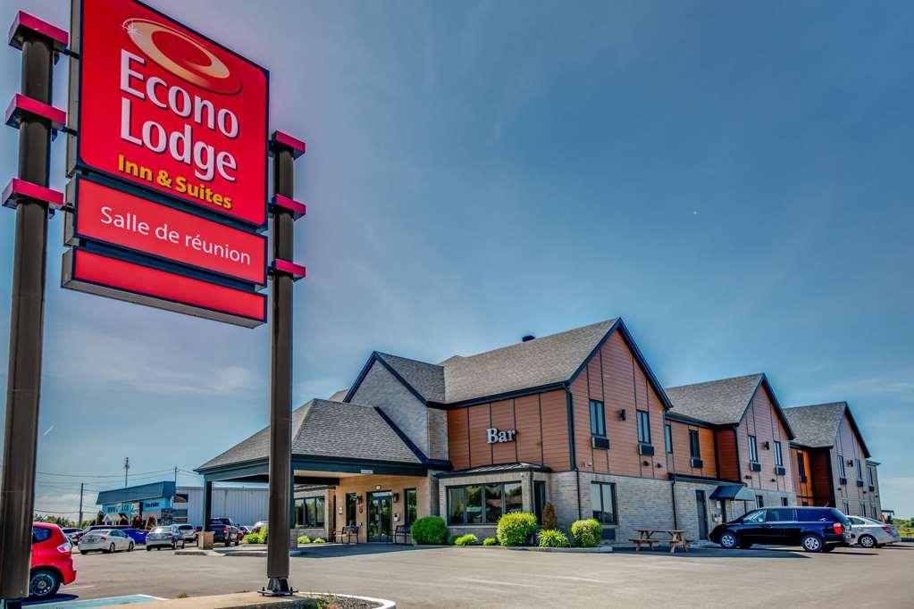 Econo Lodge Inn & Suites Saint Apollinaire Eksteriør bilde