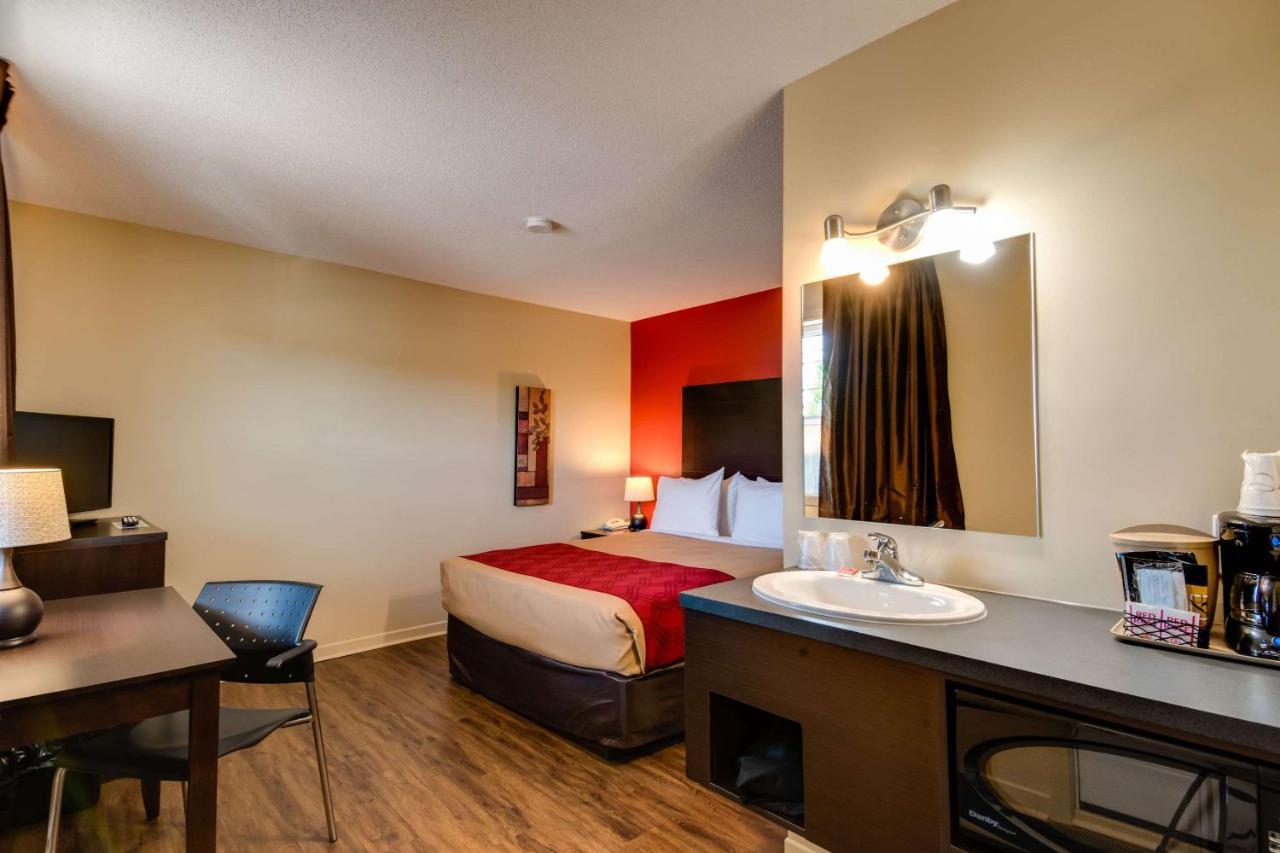 Econo Lodge Inn & Suites Saint Apollinaire Eksteriør bilde