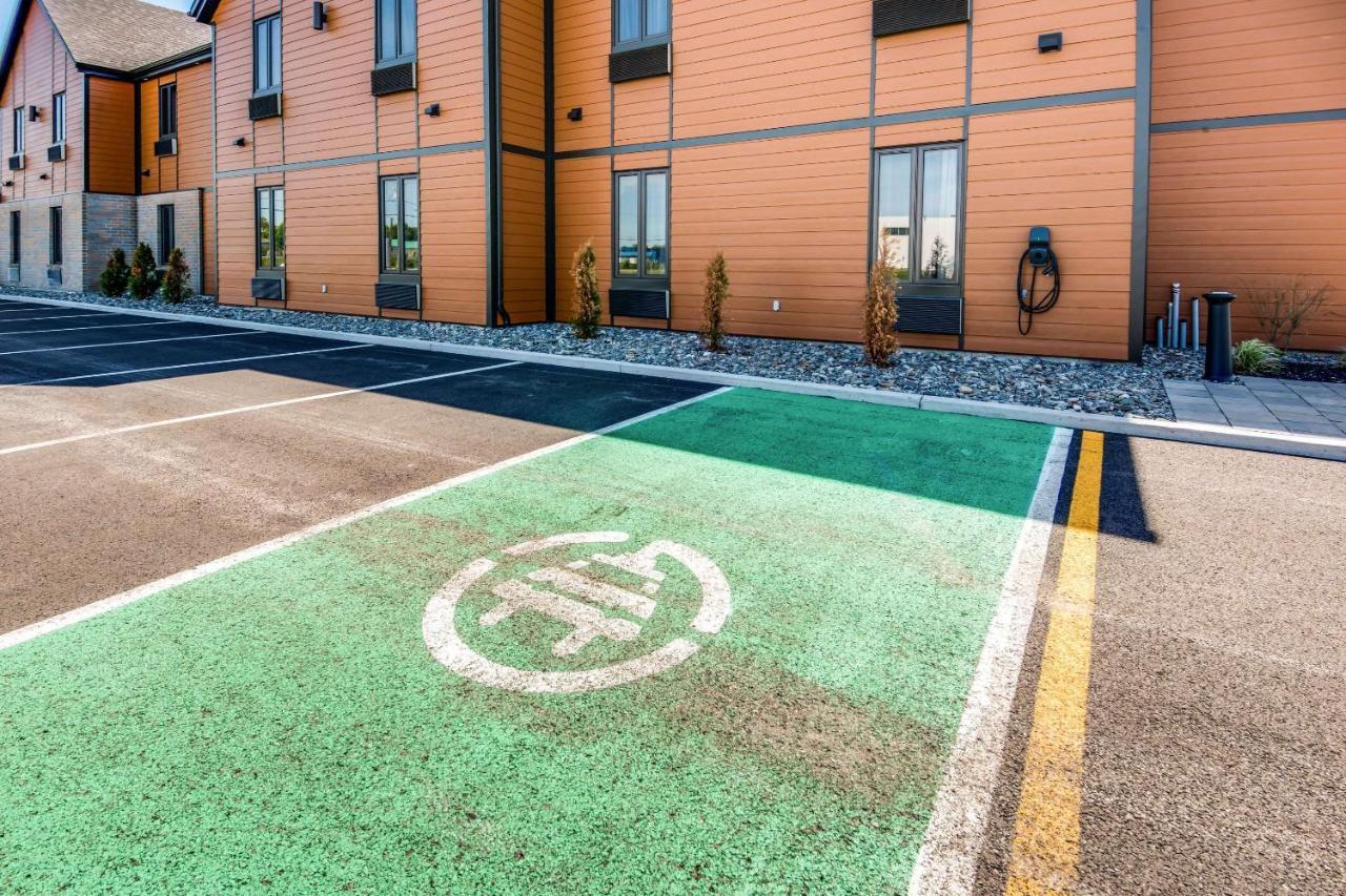 Econo Lodge Inn & Suites Saint Apollinaire Eksteriør bilde