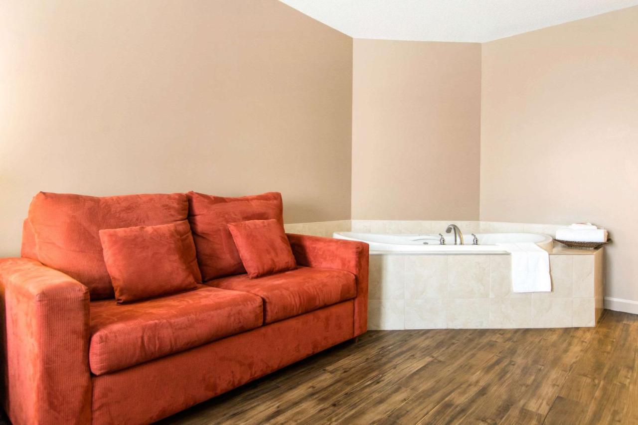 Econo Lodge Inn & Suites Saint Apollinaire Eksteriør bilde