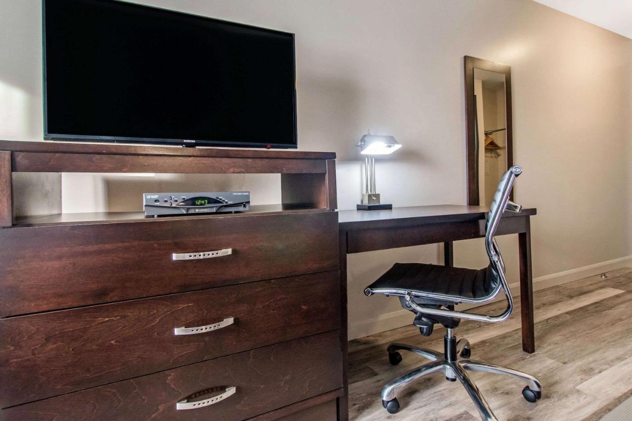 Econo Lodge Inn & Suites Saint Apollinaire Eksteriør bilde