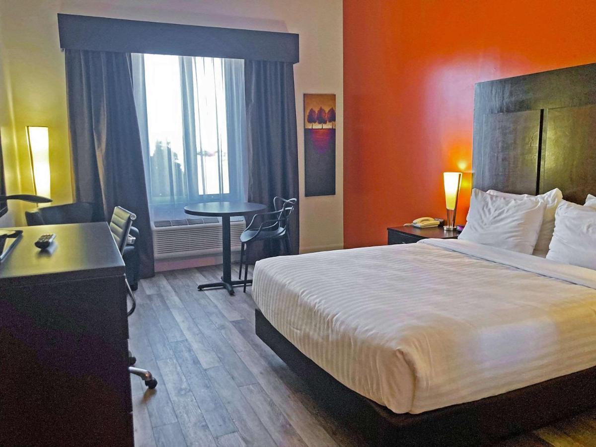 Econo Lodge Inn & Suites Saint Apollinaire Eksteriør bilde