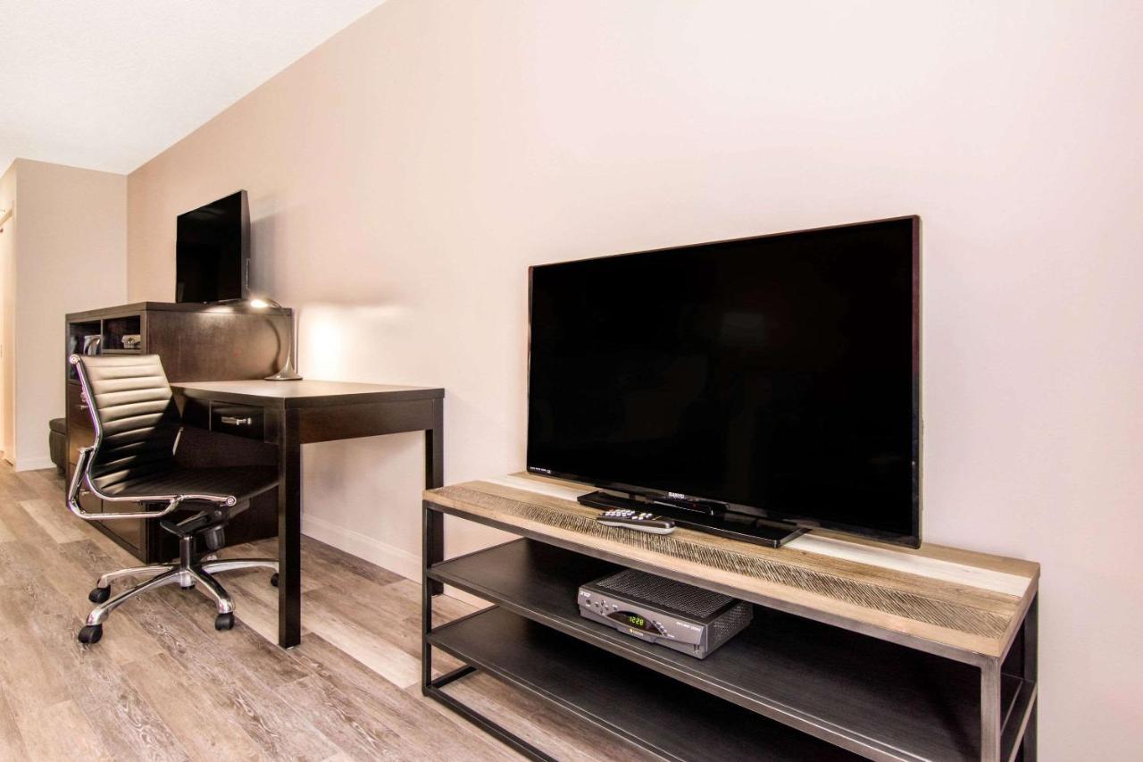 Econo Lodge Inn & Suites Saint Apollinaire Eksteriør bilde