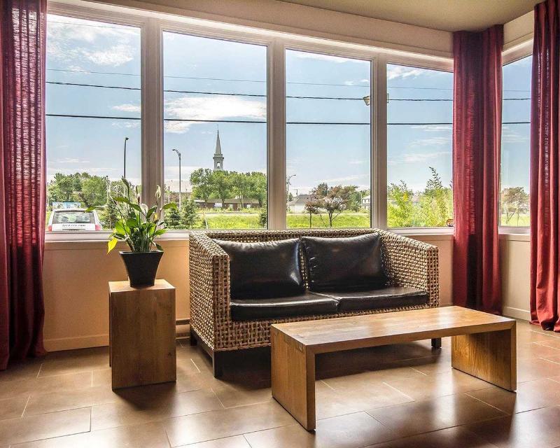 Econo Lodge Inn & Suites Saint Apollinaire Eksteriør bilde