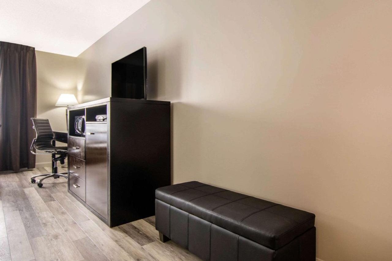 Econo Lodge Inn & Suites Saint Apollinaire Eksteriør bilde