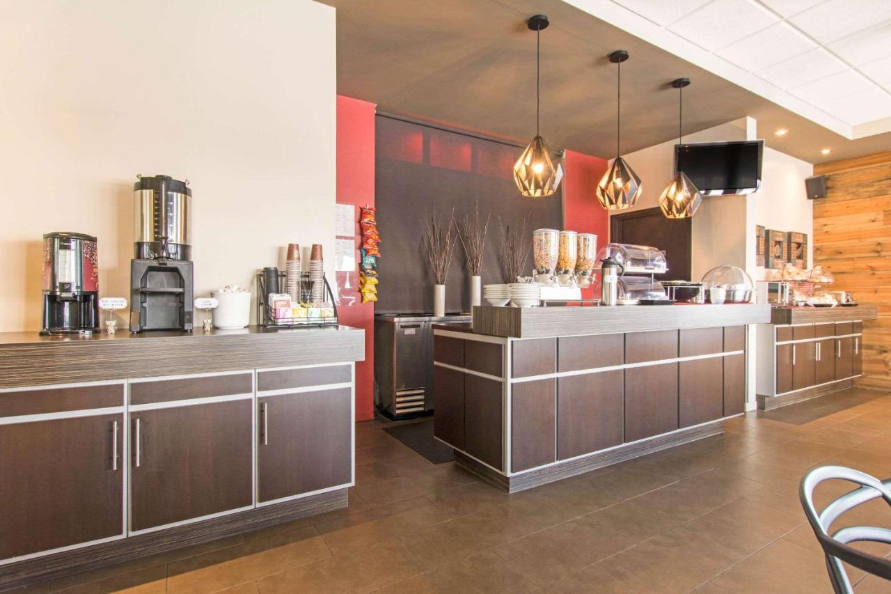 Econo Lodge Inn & Suites Saint Apollinaire Eksteriør bilde
