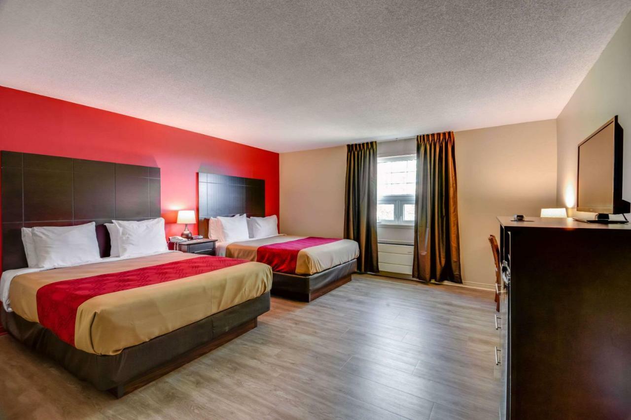 Econo Lodge Inn & Suites Saint Apollinaire Eksteriør bilde