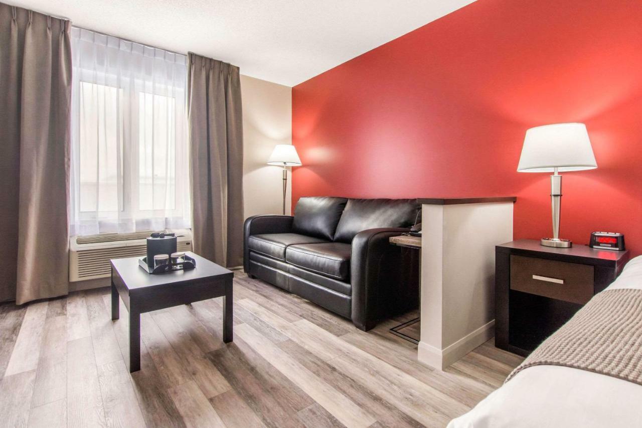 Econo Lodge Inn & Suites Saint Apollinaire Eksteriør bilde