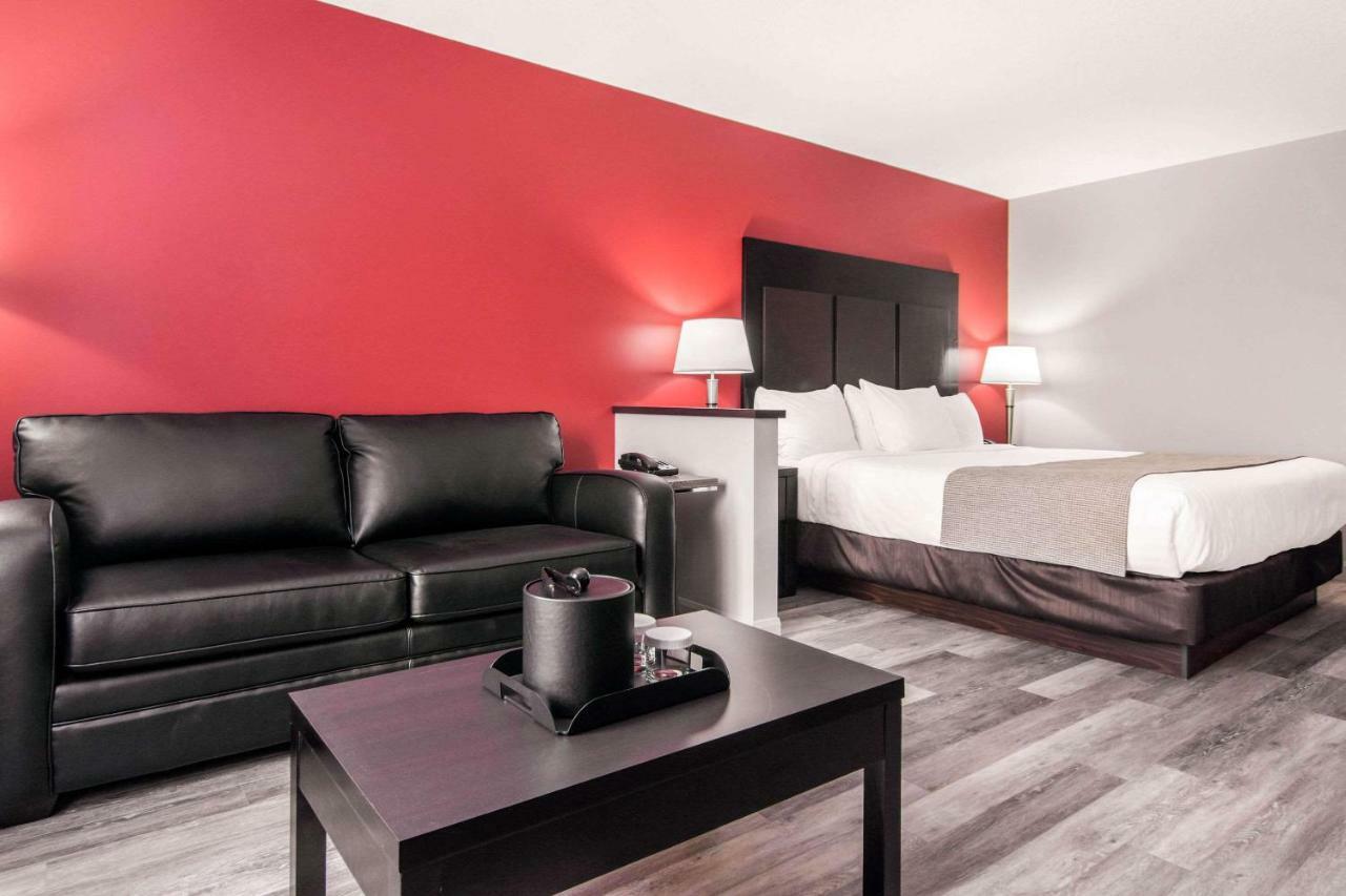 Econo Lodge Inn & Suites Saint Apollinaire Eksteriør bilde